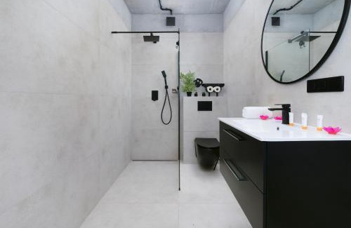 Srodmiescie Apartment | Ogrodowa Apartment Near Old Town by Noclegi Renters