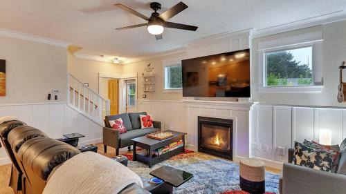 Nelscott House | Ohana Beach Park - Hot Tub, Billiards, Fire Pit & Beach Access
