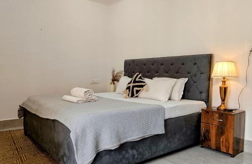 Tapovan House | Oji's Homestay - Aesthetic Quite Mountain View AC Rooms With Kitchen, Fridge Near Laxman Jhula