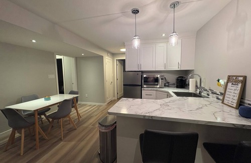 Okanagan-Similkameen House | Okanagan Oasis Basement suite w/pool & putting green.