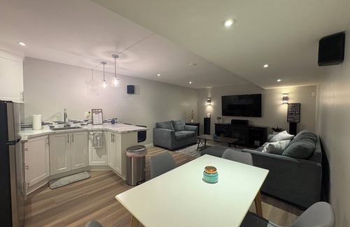 Okanagan-Similkameen House | Okanagan Oasis Basement suite w/pool & putting green.