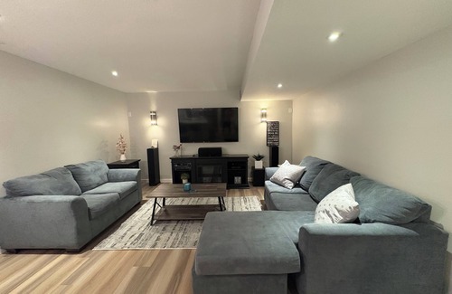Okanagan-Similkameen House | Okanagan Oasis Basement suite w/pool & putting green.