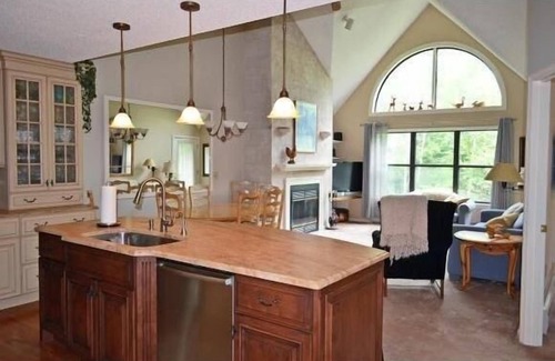 Ludlow Condo | Okemo Slopeside, luxury 4 Bdrm: 200 yard EZ walk to slope, ski right to condo