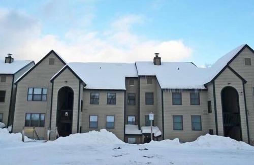 Ludlow Condo | Okemo Slopeside, luxury 4 Bdrm: 200 yard EZ walk to slope, ski right to condo