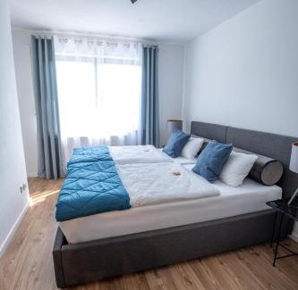 Monikaviertel Apartment | Oktoberfest-Special CASA 8070 Exklusive Maisonette 91 qm 4 Zimmer 1-9 Personen in Ingolstadt nähe A9, inklusive Parkplatz am Haus, Netflix, Kaffee, Tee, 24-h self-check-in, ideal für Gruppen, Familien und Geschäftsreisende