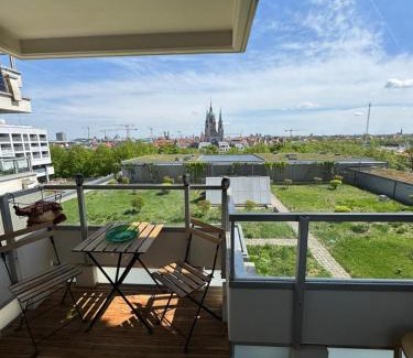 Schwanthalerhohe Apartment | Oktoberfest View Central Munich Balcony