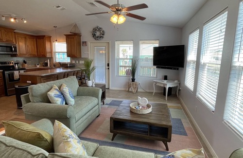 Port Bolivar House | Ola Del Mar-Beach Access-0.3 miles from beach-sleeps 6-relaxing bungalow