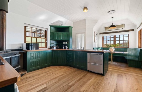Eglinton House | 'Old Alloway'- 7 Bedrooms/Sleeps 17 -9mins to CBD
