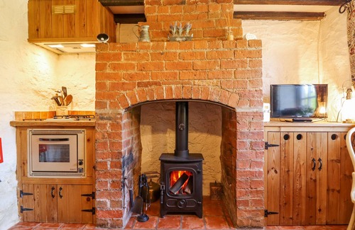 Market Rasen Cottage | OLD BLACKSMITHS COTTAGE, pet friendly, with a garden in Market Rasen