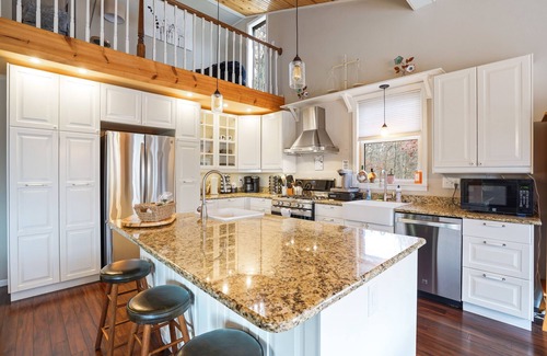 Creola Cabin | Old Faithful Getaway | Fire Pit | HotTub