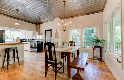 Newberg House | Old Farm: A Modern-day 5-bedroom Farmhouse on Vineyard with Hot Tub!