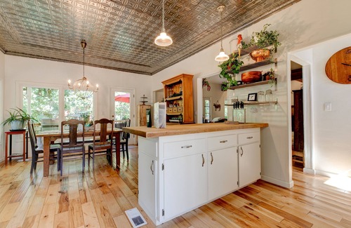 Newberg House | Old Farm: A Modern-day 5-bedroom Farmhouse on Vineyard with Hot Tub!