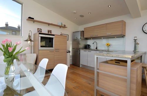 Tighnabruaich Cottage | Old Fire Station - sleeps 6 guests in 3 bedrooms