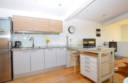 Tighnabruaich Cottage | Old Fire Station - sleeps 6 guests in 3 bedrooms