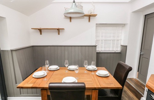 Laugharne Cottage | OLD GATE HOUSE, family friendly, with hot tub in Laugharne