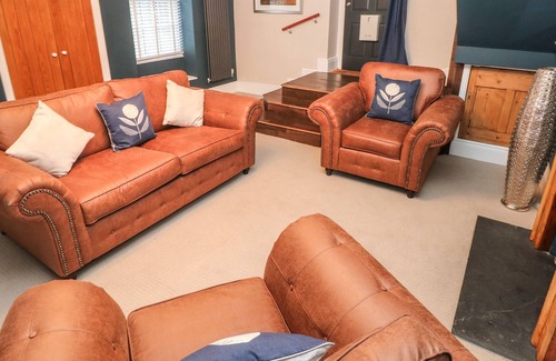 Laugharne Cottage | OLD GATE HOUSE, family friendly, with hot tub in Laugharne