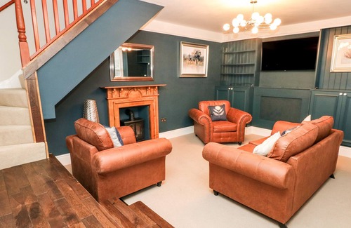 Laugharne Cottage | OLD GATE HOUSE, family friendly, with hot tub in Laugharne