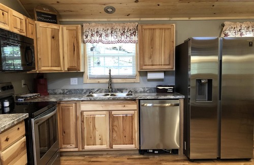 Whitley City Cabin | Old Glory Getaway-Cozy 2 bedroom cabin just 5 miles from Cumberland Falls!