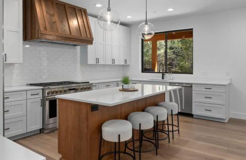 Ronald House | Old Grove Retreat in Suncadia- Gourmet Kitchen, Hot Tub, BBQ, Firepit, Outdoor Seating, Smart TVs, Hi-speed Wi-Fi