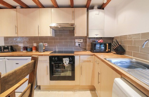 Church Stretton Cottage | OLD HALL BARN 4, pet friendly, with hot tub in Church Stretton