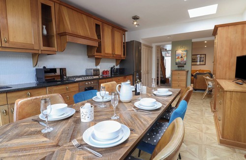 Weymouth Cottage | OLD HARBOUR TOWNHOUSE, pet friendly, with open fire in Weymouth