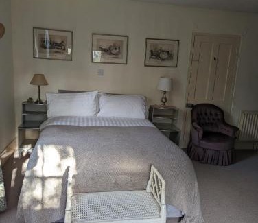Shepperton Bed & Breakfast | Old Manor House