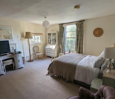 Shepperton Bed & Breakfast | Old Manor House