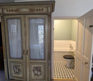Shepperton Bed & Breakfast | Old Manor House