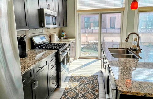 Southeast Omaha House | Old Market Townhome w/2 King Suites+Garage+View