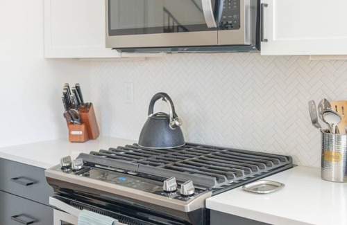 Southern Crossing House | Old Mill Villa: Guesthouse, Salt Hot Tub, Sauna, Steps to Old Mill