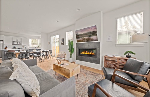 Southern Crossing House | Old Mill Villa: Guesthouse, Salt Hot Tub, Sauna, Steps to Old Mill