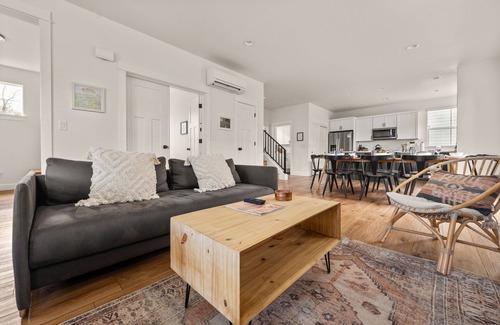Southern Crossing House | Old Mill Villa: Guesthouse, Salt Hot Tub, Sauna, Steps to Old Mill