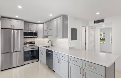 Old Naples Condo | Old Naples 2-bed, 2 bath condo, walk to beach, WiFi, AC, pool, bocce.