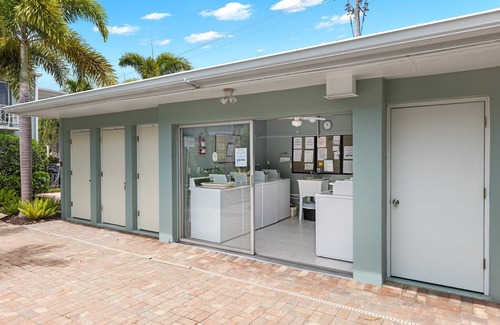 Old Naples Condo | Old Naples 2-bed, 2 bath condo, walk to beach, WiFi, AC, pool, bocce.