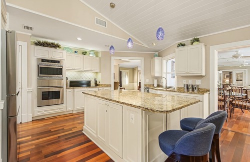 Old Naples House | Old Naples Luxury 4BR Home - Truly Close to Beach & 5th Ave