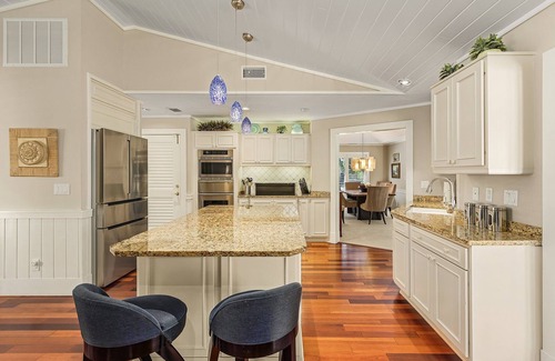 Old Naples House | Old Naples Luxury 4BR Home - Truly Close to Beach & 5th Ave