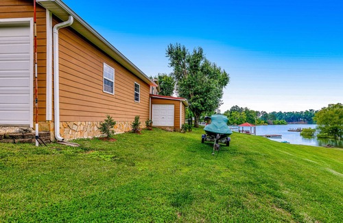 Dandridge House | Old Oak Grove Retreat | House in Dandridge on the shoreline of Douglas Lake