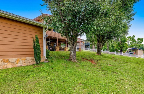 Dandridge House | Old Oak Grove Retreat | House in Dandridge on the shoreline of Douglas Lake