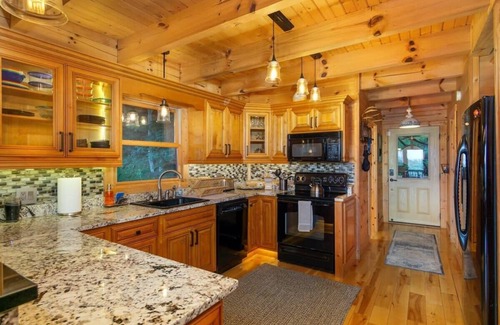 Waynesville House | Old Oak Lodge~ Dreamy Mountain Getaway~ Hot Tub