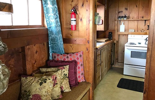 Bandon House | Old Rustic Beach Cabin: Private deck overlooking Face Rock Beach.