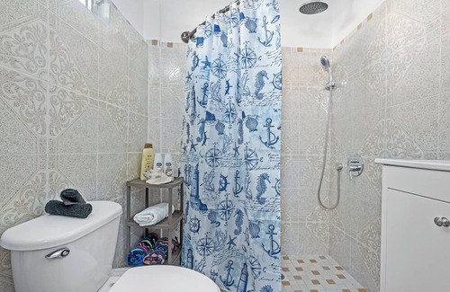 Puerta de Tierra Apartment | Old San Juan Views | Smart TV | Balcony | Near The Beach | AC