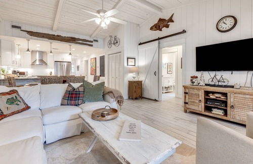 Seagrove Beach House | Old Seagrove "Off the Hook" |3 BR |Sleeps 8| STEPS to Beach| Steps to Seaside