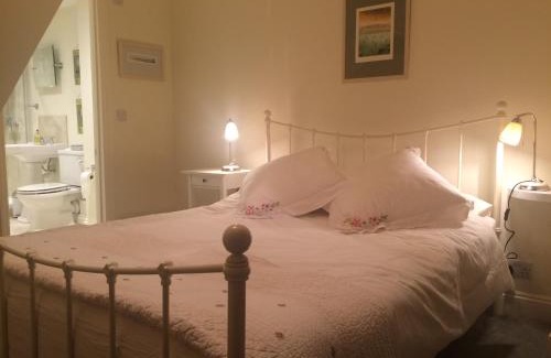Richmond-upon-Thames Bed & Breakfast | Old Station Gardens, SW London