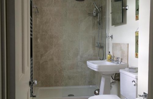 Richmond-upon-Thames Bed & Breakfast | Old Station Gardens, SW London