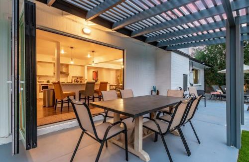 Village Grove House | Old Town Family Retreat-FREE Heated Pool-Spa-Putt Grn-Gym