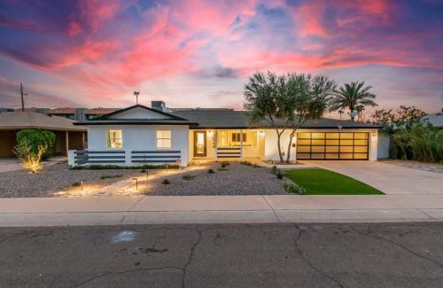 Village Grove House | Old Town Family Retreat-FREE Heated Pool-Spa-Putt Grn-Gym