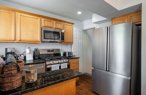 Potomac West House | Old Town Metro Fenced Yard Walkable 2 King Beds Townhome