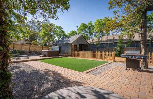 Cottonwood House | Old Town Stunner