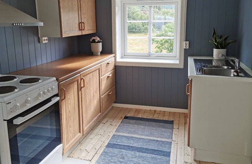 Vestvagøy House | Old traditional house by the sea, with wood-burning hot tub