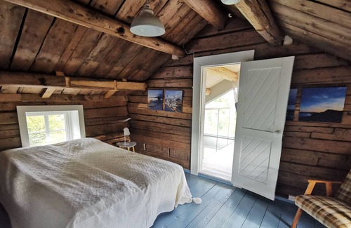 Vestvagøy House | Old traditional house by the sea, with wood-burning hot tub